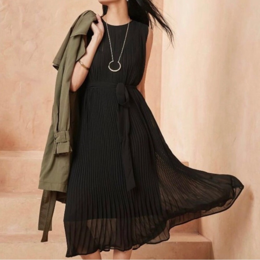 NWT! Banana Republic Black Pleated Midi Dress - size large